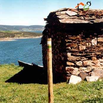 barca-de-villaflor Con esta ruta se ha buscado la propia imagen del agua, del embalse, que condicionó las vidas de estas gentes.