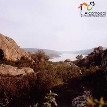 vistas-embalse-ricobayo Al final, nos espera la iglesia parroquial, dedicada a Santa Eulalia, antes, entre tejados, avistamos la grácil silueta de su espadaña.